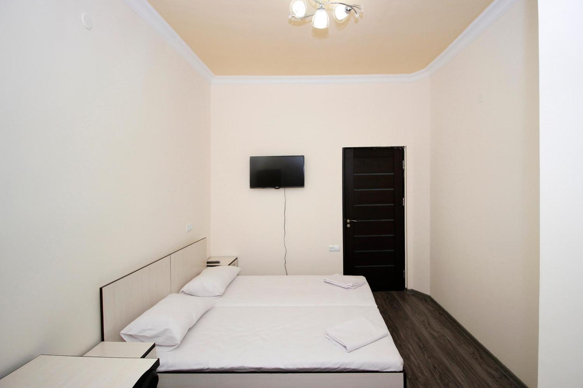 Hotel Victoria Ереван Екстериор снимка